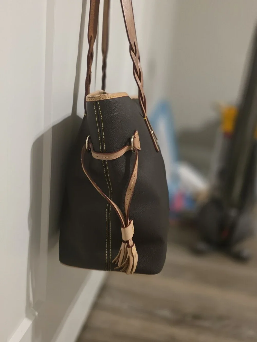 Authentic Dooney & Bourke Large Tote -Nwot